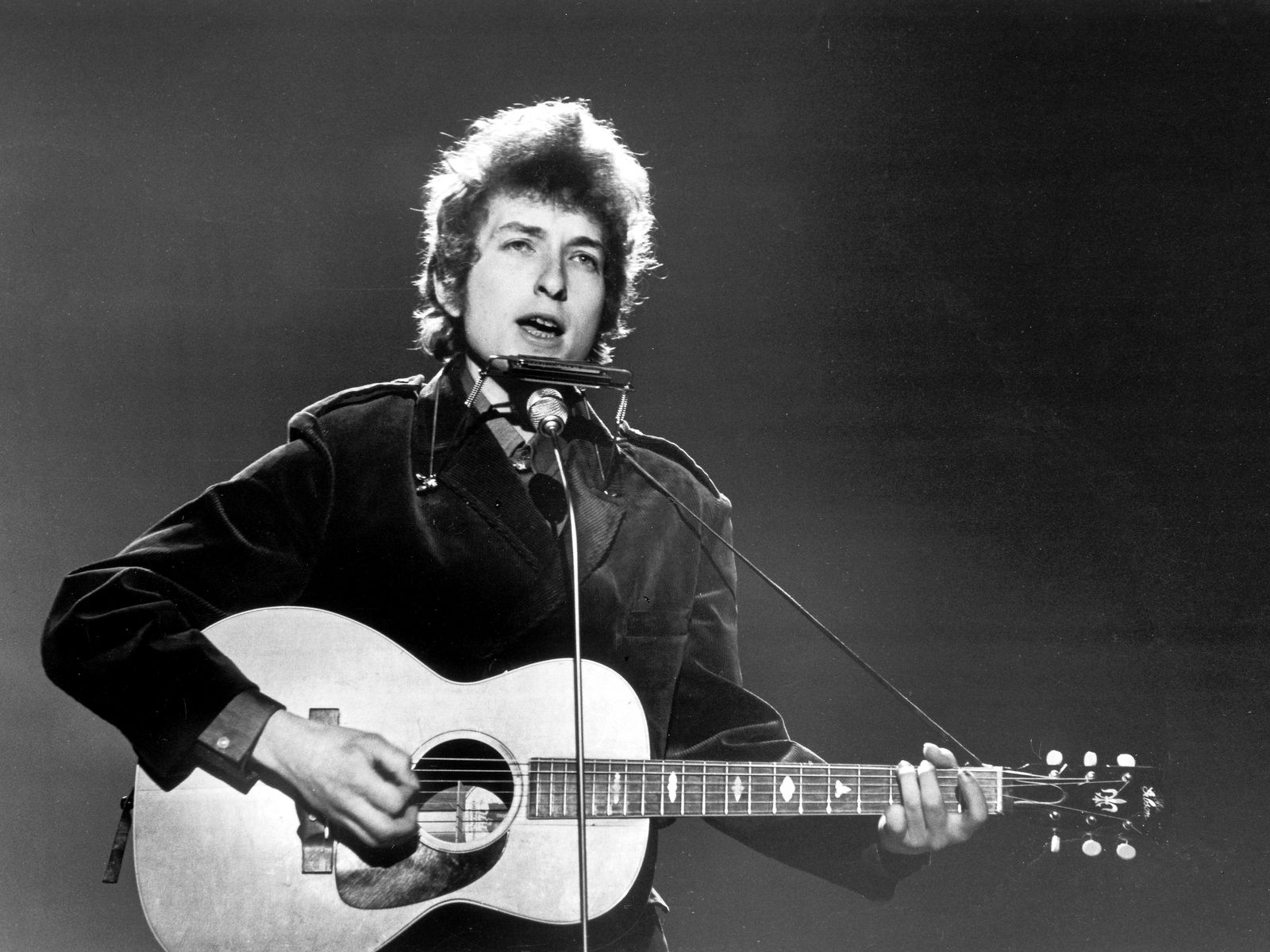 Where Does Bob Dylan Live? Inside the Music Icon’s Homes Through the Years